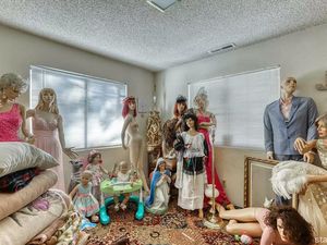 Rumah Dijual Ini Berisi Puluhan Manekin, Bikin Calon Pembeli Ketakutan