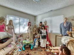 Rumah Dijual Ini Berisi Puluhan Manekin, Bikin Calon Pembeli Ketakutan