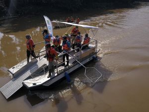 Pemkot Bekasi Luncurkan Perahu Pembersih Sungai, Seperti Apa Ya? Pemkot Bekasi Luncurkan Perahu Pembersih Sungai, Seperti Apa Ya?
