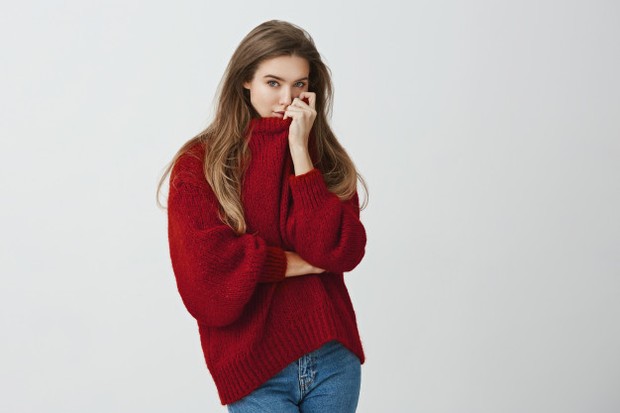 Sweater/freepik.com Wanita dengan outfit sweater