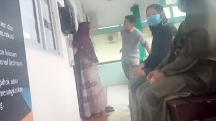 Tangkapan layar video viral penganiayaan dosen wanita UMI Makassar oleh dosen pria bernama Muhajjir (dok. Istimewa).