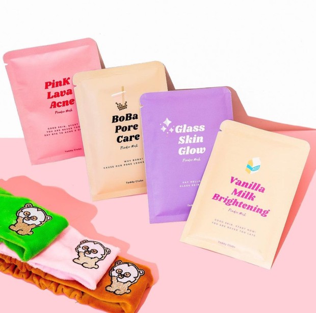 brand ini mengeluarkan varian powder mask yang unik.