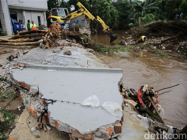 Tembok Runtuh di Aliran Kali Krukut Mulai Diperbaiki