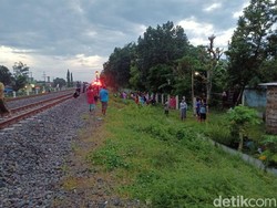 Pedagang Kerupuk Tewas Tertabrak Kereta Api di Jombang