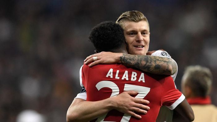 Toni Kroos-David Alaba Bayern Munichs Austrian defender David Alaba (L) is hugged by Real Madrids German midfielder Toni Kroos after the UEFA Champions League semi-final second-leg football match Real Madrid CF vs FC Bayern Munich in Madrid, Spain, on May 1, 2018. (Photo by GABRIEL BOUYS / AFP)
