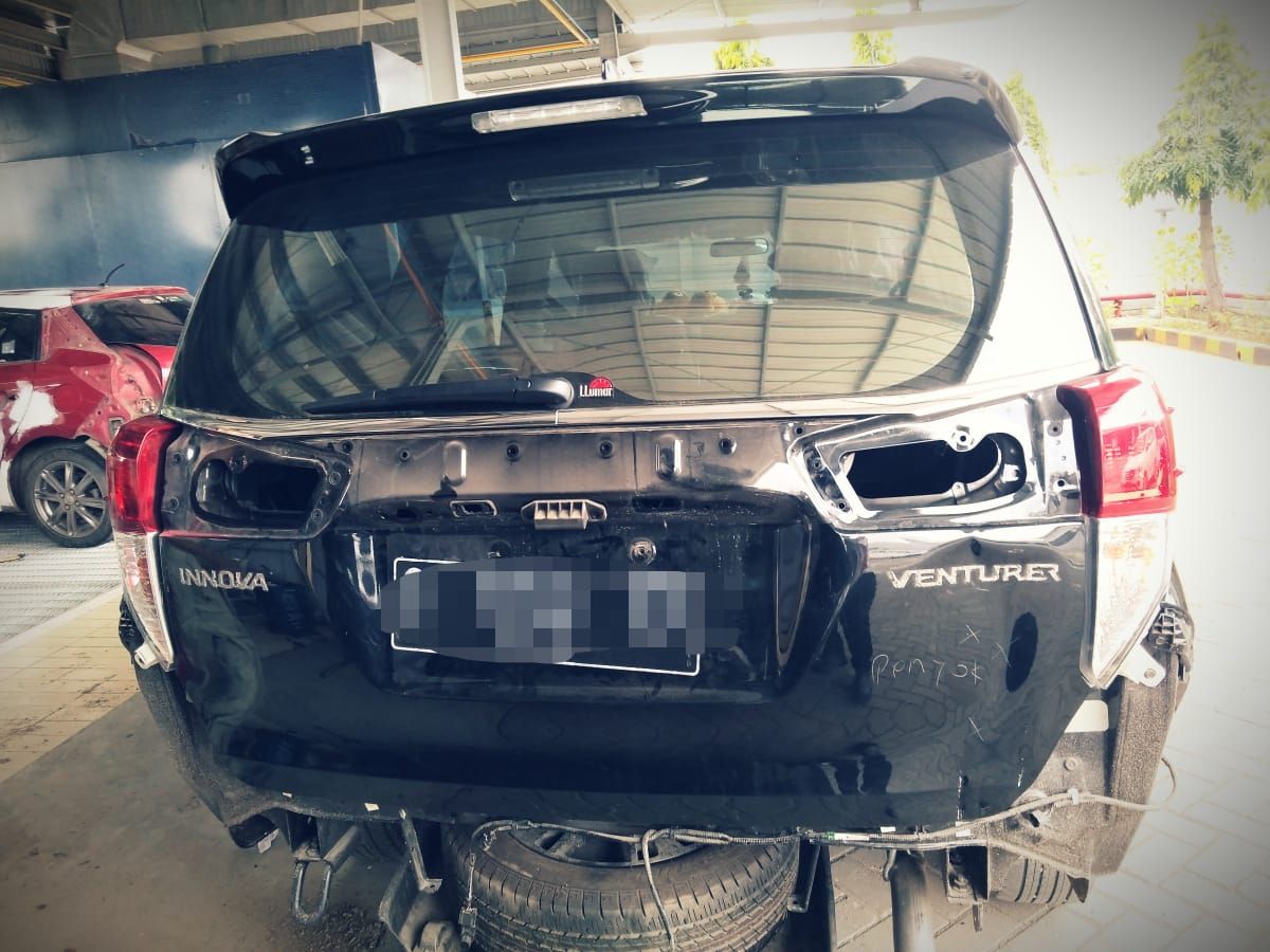 Toyota Kijang Innova milik petani miliarder Tuban yang lecet karena pemiliknya belum mahir mengemudi.