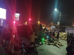 Truk Pembawa Kayu Tabrak 2 Mobil di Salatiga, 2 Orang Tewas Tertimpa Muatan
