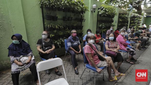 Sejumlah warga lanjut usia (lansia) antre untuk mengikuti vaksinasi COVID-19 di Puskesmas Kecamatan Senen, Jakarta, Selasa, 23 Februari 2021. CNN Indonesia/Adhi Wicaksono