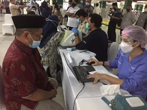 Ribuan Tokoh Agama-ASN Kemenag Divaksin COVID-19 di Masjid Istiqlal