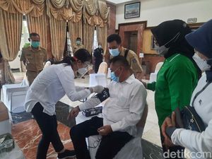 Usai Disuntik Vaksin COVID-19, Tubuh Kasatpol PP Surabaya Lemas Usai Disuntik Vaksin COVID-19, Tubuh Kasatpol PP Surabaya Lemas