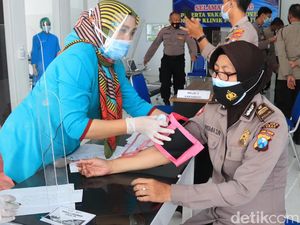 Ratusan Polisi Tuban Divaksin Tahap Pertama