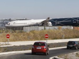 Melihat Istana Terbang Diktator Libya, Kini Teronggok di Balik Semak