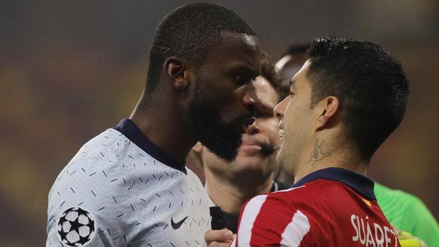 Soccer Football - Champions League - Round of 16 First Leg - Atletico Madrid v Chelsea - Arena Nationala, Bucharest, Romania - February 23, 2021 Chelsea's Antonio Rudiger clashes with Atletico Madrid's Luis Suarez Inquam Photos via REUTERS/Octav Ganea ROMANIA OUT. NO COMMERCIAL OR EDITORIAL SALES IN ROMANIA.. THIS IMAGE HAS BEEN SUPPLIED BY A THIRD PARTY. IT IS DISTRIBUTED, EXACTLY AS RECEIVED BY REUTERS, AS A SERVICE TO CLIENTS.