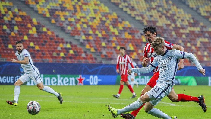 Atletico Madrids Thomas Lemar, right, tries a shot during the Champions League, round of 16, first leg soccer match between Atletico Madrid and Chelsea at the National Arena stadium in Bucharest, Romania, Tuesday, Feb. 23, 2021. (AP Photo/Vadim Ghirda)