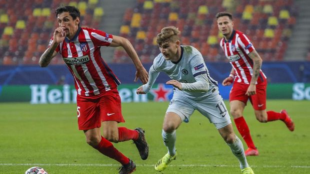 Chelsea's Timo Werner, center, runs for the ball next to Atletico Madrid's Lucas Torreira during the Champions League, round of 16, first leg soccer match between Atletico Madrid and Chelsea at the National Arena stadium in Bucharest, Romania, Tuesday, Feb. 23, 2021. (AP Photo/Vadim Ghirda)