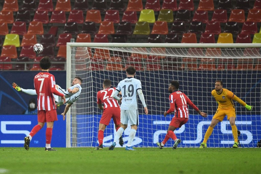 Chelsea's French striker Olivier Giroud (L) scores during the UEFA Champions League round of 16 first leg football match between Club Atletico de Madrid and Chelsea at the Arena Nationala stadium in Bucharest on February 23, 2021. (Photo by Daniel MIHAILESCU / AFP)