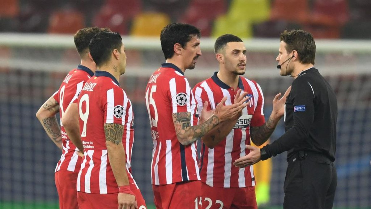 Atletico Madrid dikacaukan momen ajaib pemain Chelsea, Olivier Giroud. (Foto: AFP/Daniel Mihailescu)