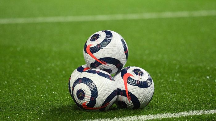 Bola Liga Inggris MANCHESTER, ENGLAND - FEBRUARY 21: A general view of the white and blue Nike Flight match balls on the pitch prior to the Premier League match between Manchester United and Newcastle United at Old Trafford on February 21, 2021 in Manchester, England. Sporting stadiums around the UK remain under strict restrictions due to the Coronavirus Pandemic as Government social distancing laws prohibit fans inside venues resulting in games being played behind closed doors. (Photo by Oli Scarff - Pool/Getty Images)