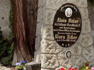 Buku Baru tentang Ayah Adolf Hitler Ungkap Latar Belakang Keluarganya Buku Baru tentang Ayah Adolf Hitler Ungkap Latar Belakang Keluarganya