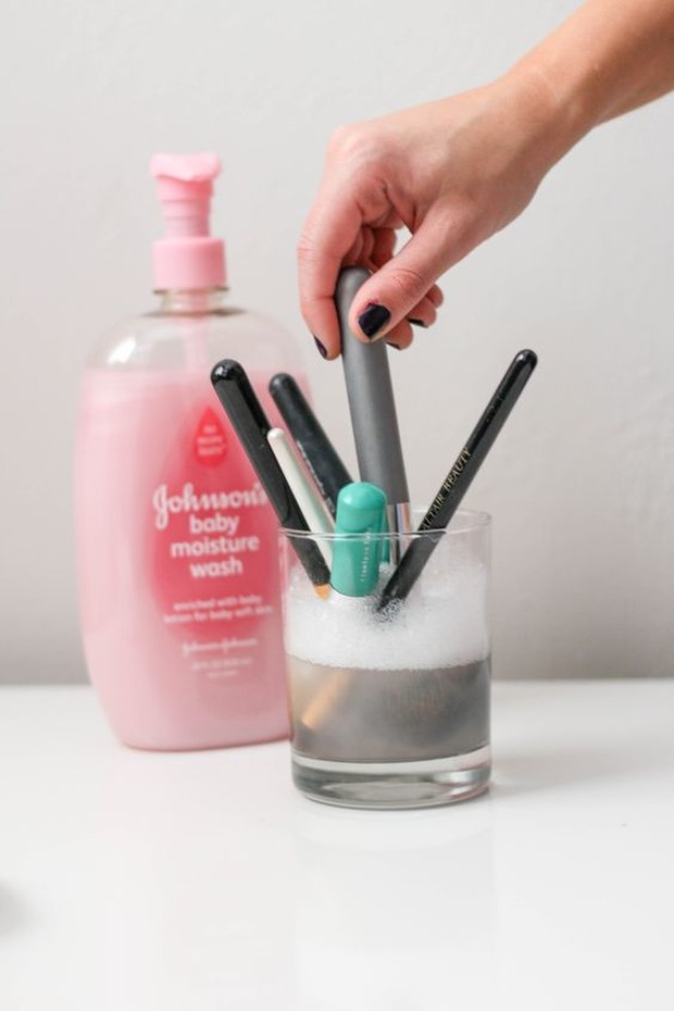 Cara membersihkan kuas make up Cara membersihkan kuas make up (pinterest.com/twinspiration)