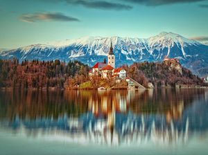 Foto Negeri Dongeng di Tengah Danau dan Lonceng Pengabul Permintaan