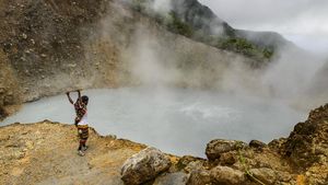 Foto Danau Mendidih yang Bikin Ingat Neraka