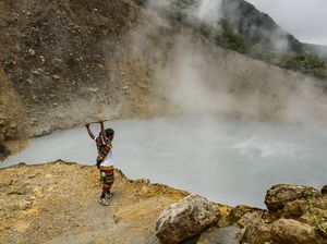 Foto Danau Mendidih yang Bikin Ingat Neraka