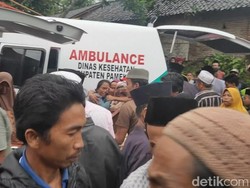 Dua Santriwati Asal Jember Korban Longsor Pamekasan Dimakamkan Berdampingan