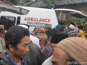 Dua Santriwati Asal Jember Korban Longsor Pamekasan Dimakamkan Berdampingan Dua Santriwati Asal Jember Korban Longsor Pamekasan Dimakamkan Berdampingan