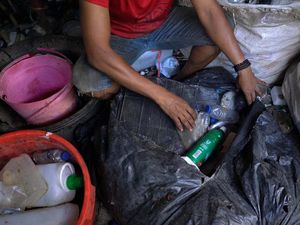 Edukasi Pemulung untuk Atasi Sampah Plastik Edukasi Pemulung untuk Atasi Sampah Plastik