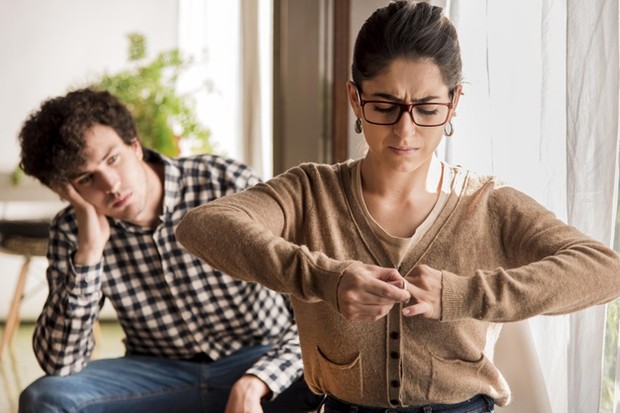 Hubungan yang ditandai dengan seringnya bersikap diam akan membuat seseorang sangat menderita sampai kedua pasangan belajar bagaimana berkomunikasi secara lebih produktif.