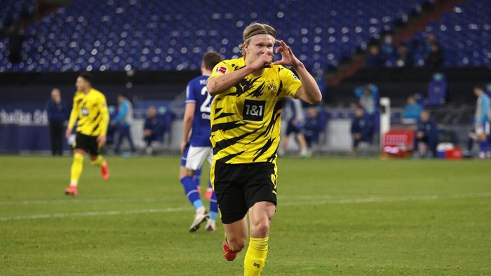 GELSENKIRCHEN, GERMANY - FEBRUARY 20: Erling Haaland of Borussia Dortmund celebrates after scoring his teams second goal during the Bundesliga match between FC Schalke 04 and Borussia Dortmund at Veltins-Arena on February 20, 2021 in Gelsenkirchen, Germany. Sporting stadiums around Germany remain under strict restrictions due to the Coronavirus Pandemic as Government social distancing laws prohibit fans inside venues resulting in games being played behind closed doors. (Photo by Lars Baron/Getty Images)