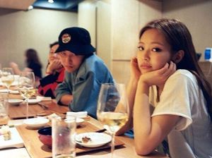 Melihat Lagi Kemesraan GD dan Jennie BLACKPINK di MV THAT XX