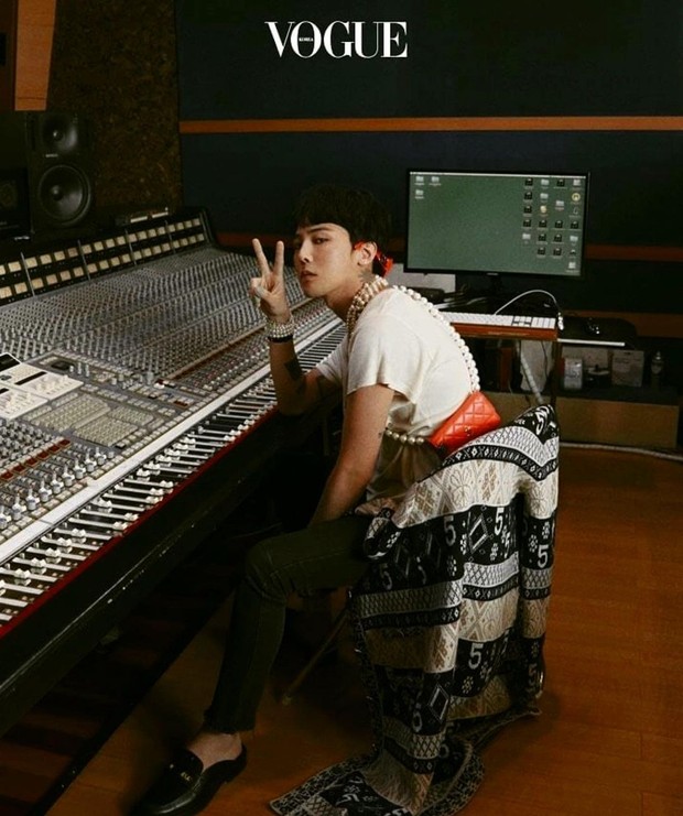 G-Dragon (instagram.com/xxibgdrgn)