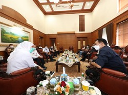 Gubernur Khofifah Prioritaskan Vaksinasi untuk Jurnalis