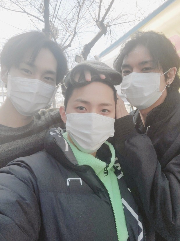 Kepergian Hui yang diantar oleh dua member PENTAGON lainnya, Yuto dan Shinwon