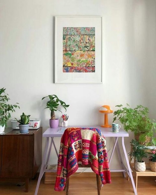 Letakkan di pinggiran meja ruangan sehingga menjadi aksesoris yang tidak berlebihan.