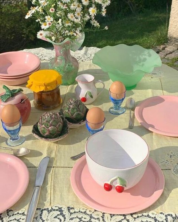 Pilih aksesoris sederhana namun colorful sehingga terkesan menyenangkan.