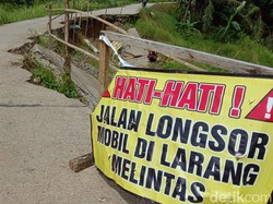 Jalan Penghubung 2 Kecamatan di Pandeglang Ambles, Akses Warga Terhambat