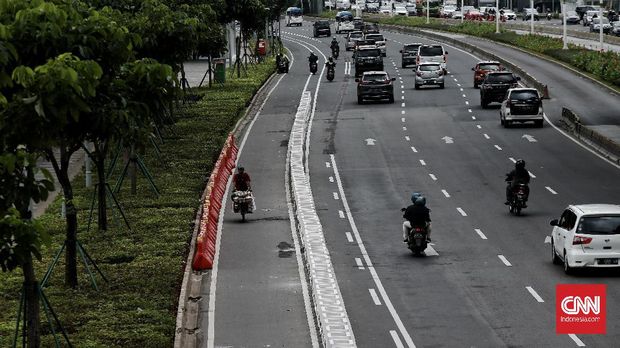 Pemprov DKI Jakarta mulai mempermanenkan jalur sepeda di Jalan Sudirman-Thamrin, Jakarta Pusat. Pembatas jalur sepeda permanen sudah dipasang di Jalan Sudirman, Jakarta. Rabu (24/2/2021). CNN Indonesia/Andry Novelino