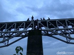 Dramatis! Petugas Evakuasi Wanita Terserempet Kereta di Jembatan Cisalada