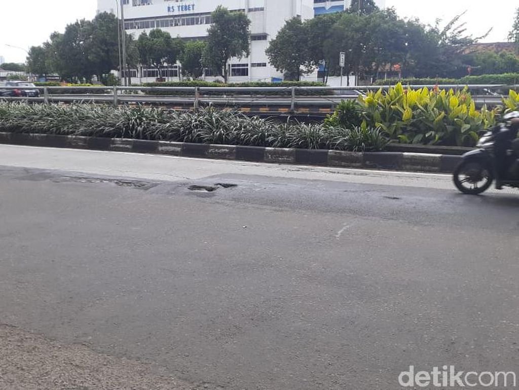 Jl MT Haryono-Gatsu Dekat Proyek LRT Masih Bopeng, Perbaikan Tetap Dinanti