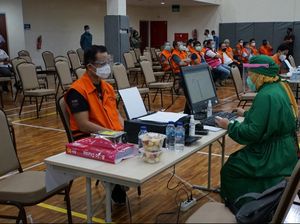 Tanda Tanya di Balik Vaksinasi Corona bagi Tahanan KPK Tanda Tanya di Balik Vaksinasi Corona bagi Tahanan KPK