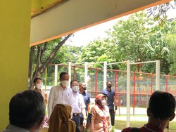 Ke SMAN 70 Jakarta, Jokowi Didampingi Anies Pantau Vaksinasi COVID untuk Guru