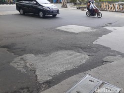 Kerusakan di Jembatan Galaxy Jl KH Noer Ali Ditambal, Lubang Masih Tersisa