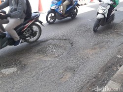 Jl KH Noer Ali Dekat Kota Bintang Tambah Rusak, Aspal Berlubang