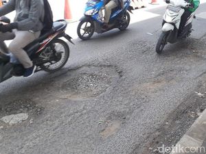 Jl KH Noer Ali Dekat Kota Bintang Tambah Rusak, Aspal Berlubang Jl KH Noer Ali Dekat Kota Bintang Tambah Rusak, Aspal Berlubang