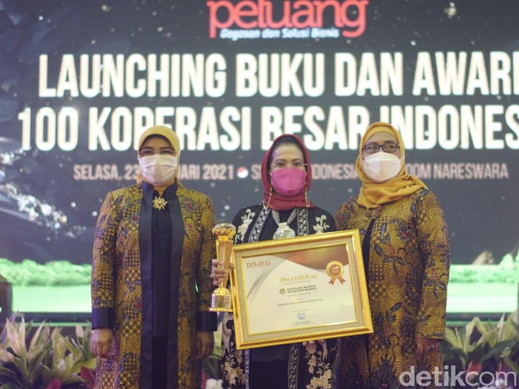 Survive Saat Pandemi COVID-19, Ketua Dekopin Untari Sabet Penghargaan Survive Saat Pandemi COVID-19, Ketua Dekopin Untari Sabet Penghargaan