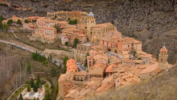Foto: Albaraccin, Kota Pink Pastel di Puncak Gunung