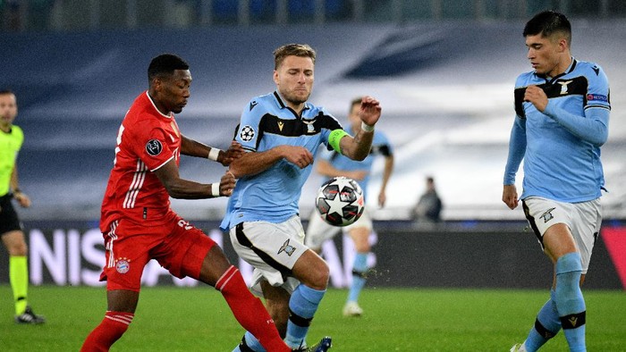 ROME, ITALY - FEBRUARY 23: Ciro Immobile of SS Lazio competes for the ball with David Alaba of Bayern Munchen during the UEFA Champions League Round of 16 match between Lazio Roma and Bayern München at Olimpico Stadium on February 23, 2021 in Rome, Italy. (Photo by Marco Rosi - SS Lazio/Getty Images)